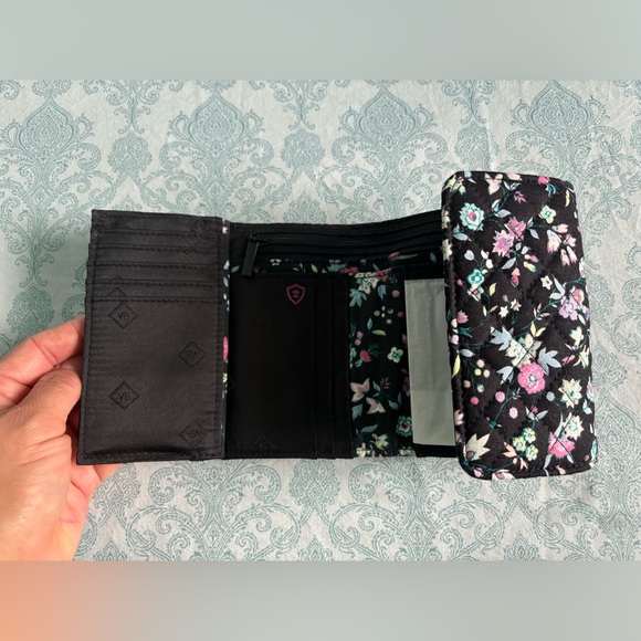 Vera Bradley RFID Riley compact wallet in cotton Botanical ditsy. - Picture 4 of 4